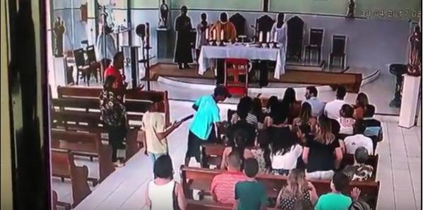 Dupla realiza arrastão em igreja durante celebração de missa, em Aracaju