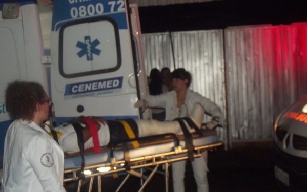 Fã é levado para hospital após palco ceder (Foto: Tél Patané/Catanduva Show)