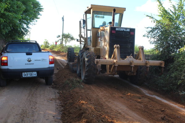 Estrada do Povoado Cabrita sendo beneficiado com serviços de recuperação de estradas vicinais.(Foto: ascom/PMSC) 