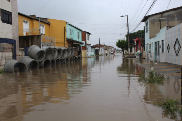 Por muitos anos a rua Horacio Souza fica ilhada quando chove. (Foto: SE Notícias)