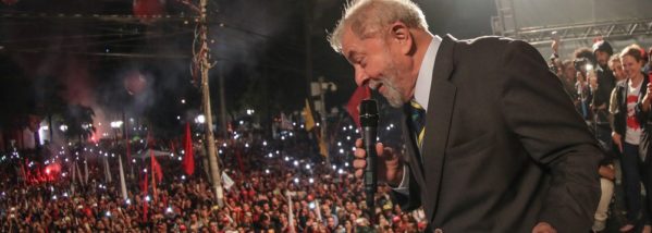 Após cinco horas de depoimento, ex-presidente foi recebido por milhares de militantes no centro da cidade: “Não tenho tamanho para tanta solidariedade”