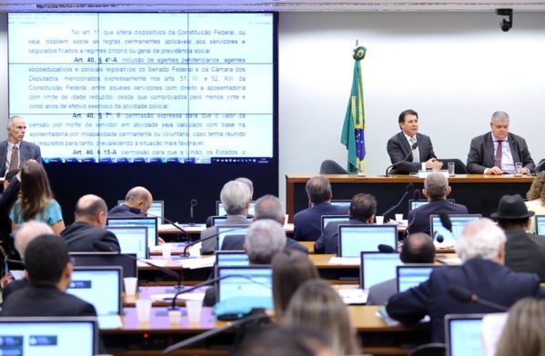 Sem abstenções, o placar final ficou dentro da expectativa do governo: 23 votos favoráveis e 14 contrários (foto: Correio Braziliense)