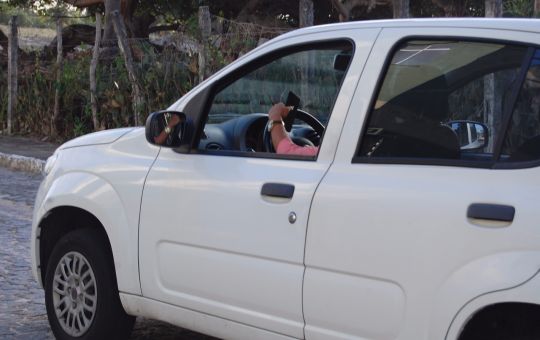 Nos quatro primeiros meses deste ano, em Aracaju, foram 5.739 autuações por causa do uso do celular ao volante. Foto: SMTT