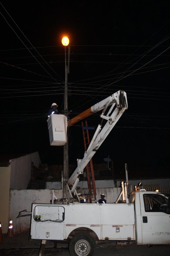 Os trabalhos que estão sendo realizado são troca de lâmpadas, troca de relés, fios, braço de luminárias dentre outros serviços. (Foto: ascom/PMSC)