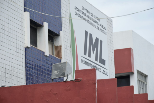 O corpo de Valterino da Silva foi removido pra o IML (Foto: Márcio Garcez