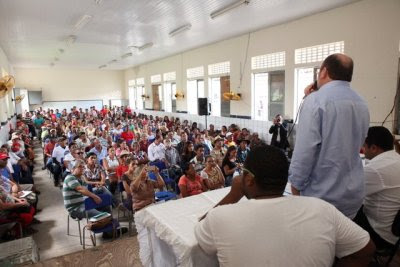 Centenas de pessoas de ocupações e acampamentos existentes no município participaram da audiência, realizada no Colégio Estadual Senador Paulo Sarazate