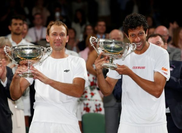 Lukasz Kubot e Marcelo Melo posam com troféu de Wimbledon (Foto: REUTERS/Matthew Childs)