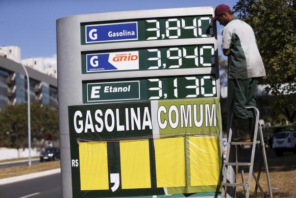 Postos de gasolina já repassam aumento de tributos para preços dos combustíveis