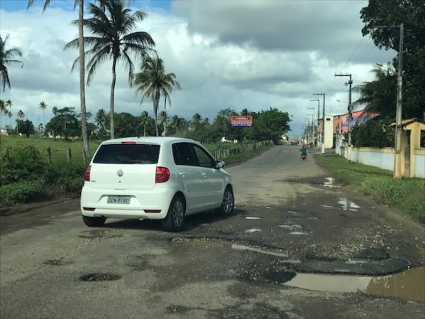 Buracos no asfalto, falta de sinalização e de fiscalização estão entre queixas. DER diz que operação tapa-buracos será realizada nas próximas semanas