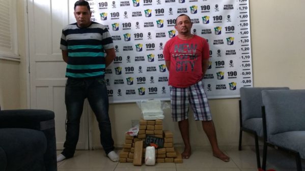 Na mochila dos acusados, maconha, cocaína e ecstasy foram apreendidos, bem como mais de R$3.600