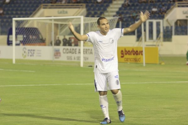 Tito chegou à marca de 20 gols na temporada pelo Confiança (Foto: Osmar Rios / GloboEsporte.com)