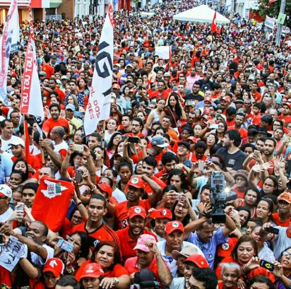 Lula é recebido pelo governador e por milhares de pessoas em Estância