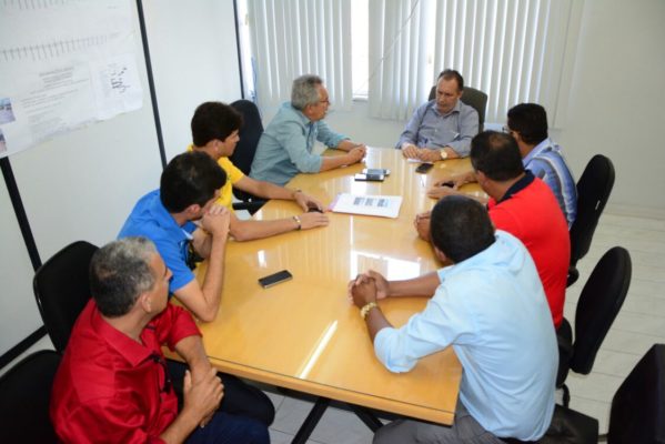 Reunidos com o diretor-presidente do DER, Antonio Vasconcelos, prefeito e vereadores cobram melhorias nas rodovias estaduais no município de São Cristóvão