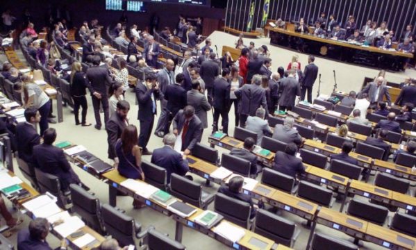 Câmara aprova fim das coligações partidárias a partir de 2020 - Jorge William / Agência O Globo