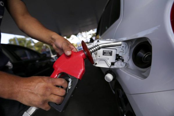 Petrobras anuncia redução de 0,94% no preço da gasolina nas refinarias