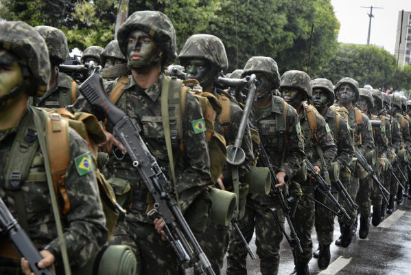 Conjunto das Forças Armadas abre o desfile militar em comemoração aos 195 anos de Independência do Brasil