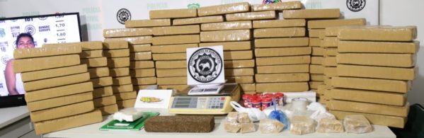 Suspeita foi presa com 126kg de drogas escondidas em residência no bairro Industrial