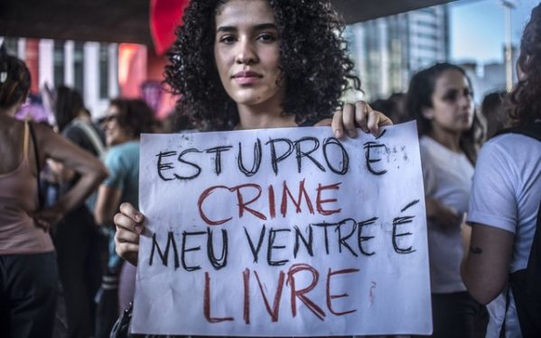 Mulher protesta na Avenida Paulista, em SP, contra projeto que proíbe qualquer caso de aborto (Foto: Cris Faga/Fox Press Photo/Estadão Conteúdo) 