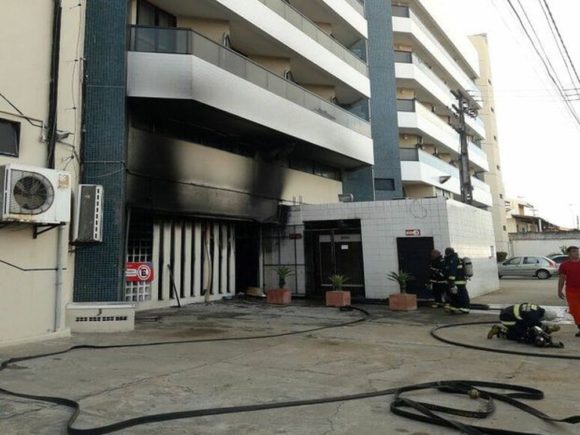 Incêndio atinge hotel na Orla da Atalaia em Aracaju