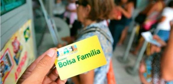 Bolsa Família será reajustado em 2018, diz ministro Osmar Terra
