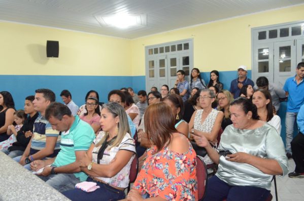  Pessoas de várias comunidades lotaram o plenário da Câmara para prestigiarem o padre João Santana (foto: Danielele Pereira)