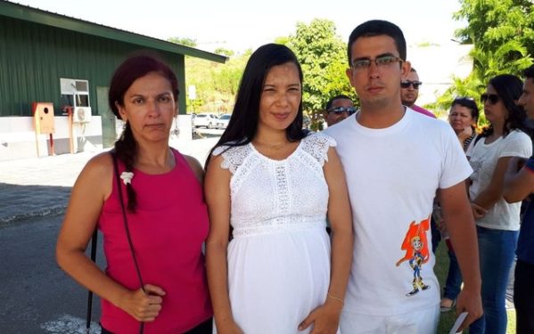 Avó e pais do bebê lamentam situação enfrentada pela família (Foto: Denise Gomes/TV Sergipe)
