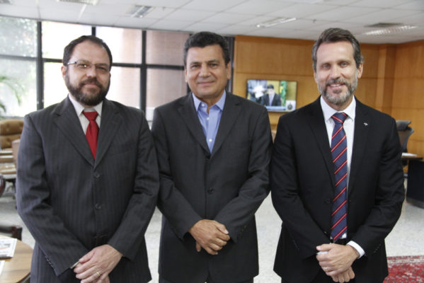 Ulices Andrade, recebeu em seu gabinete o delegado da Receita Federal em Sergipe, Malton Caldas, acompanhado do auditor-fiscal André Passos