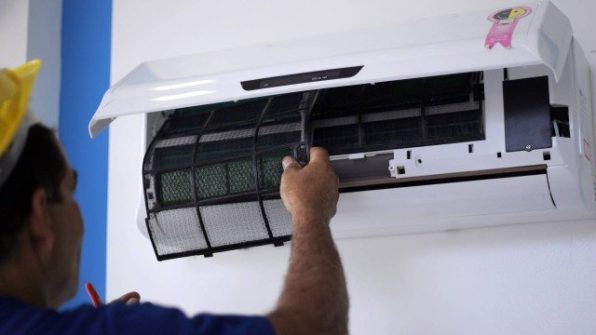 Limpeza do ar-condicionado de empresas deve ocorrer todos os meses, enquanto que o aparelho instalado em casa deve ser higienizado a cada 3 meses de uso. Foto: Pedro Teixeira.