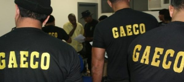 O Grupo de Atuação Especial de Combate ao Crime Organizado do Ministério Público de Sergipe (GAECO) e a polícia realizam operação na casa de ex-secretário e empresário