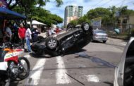 Veículo capota após colisão e deixa uma mulher ferida no Bairro São José em Aracaju