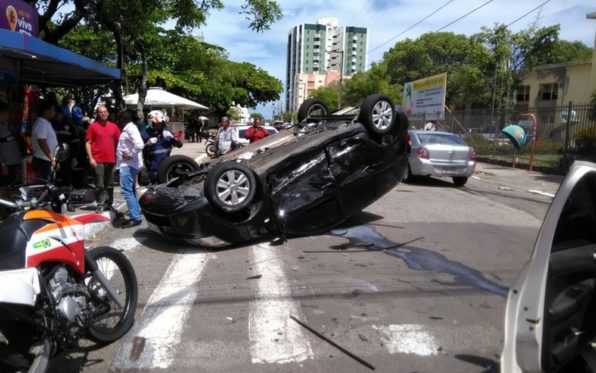 Carro capotou após colisão (Foto: Márcio Rocha) 