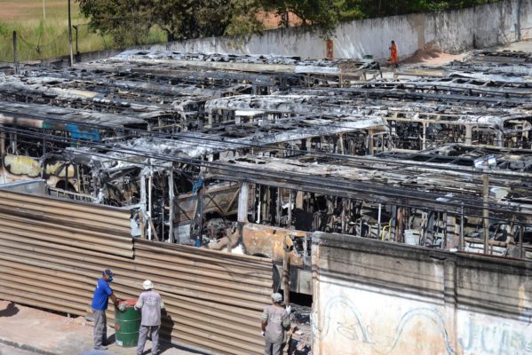 Incêndio em pátio de empresa de ônibus em Salvador destrói ao menos 62 coletivos