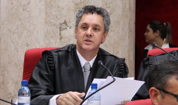 Relator no TRF4 vota por condenação e aumento de pena de Lula
