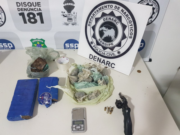 Drogas e arma foram apreendidas durante a prisão (Foto: SSP/SE)