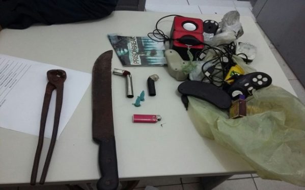 Os dois suspeitos utilizavam ferramentas para furtar os fios (foto: Polícia Militar de Sergipe)