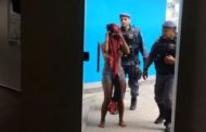 Mãe é presa após sair e deixar filhos trancados em casa por mais de 24h, em Manaus
