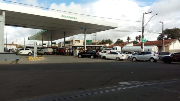 Petrobras reduz preço da gasolina pelo terceiro dia consecutivo; valor do diesel é mantido