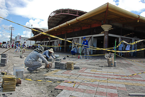 Prefeitura de Aracaju recupera calçada do mercado Maria Virgínia Franco