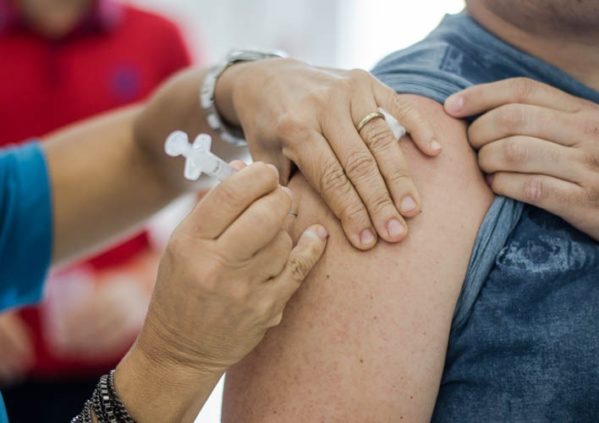 Secretaria de Saúde diz que adultos podem ser vacinados contra o sarampo em qualquer período