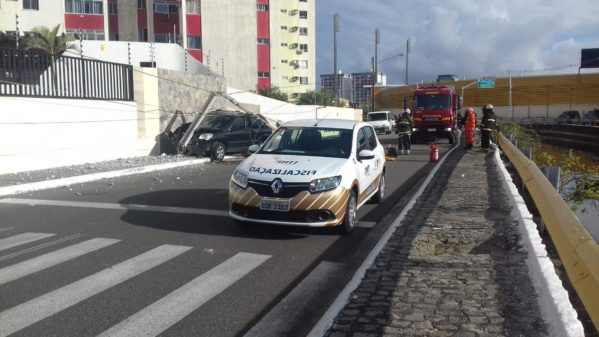 Condutor perde o controle e colide com poste em avenida de Aracaju