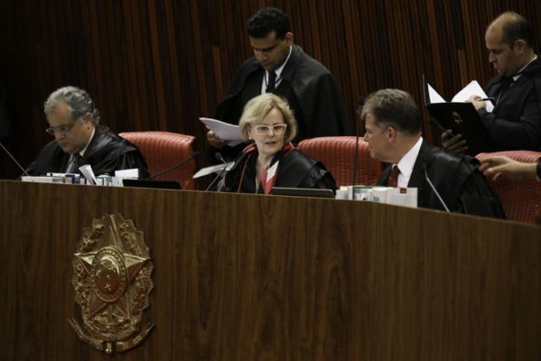 TSE ordena retirada de vídeo em que Bolsonaro fala de fraude em urnas