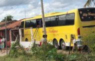 Homem morre após ônibus de turismo invadir casa na cidade de Lagarto