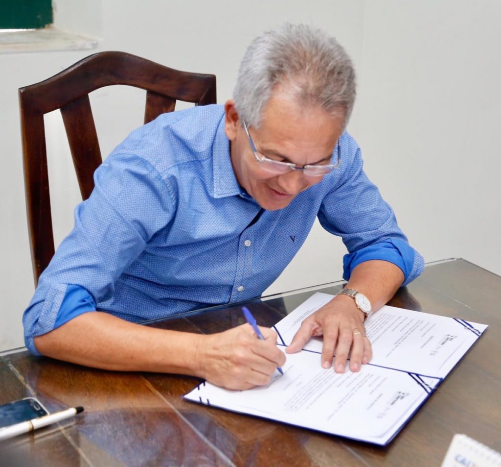 Prefeito Marcos Santana assina decreto que regulamenta horário da prefeitura em dias de jogos do Brasil