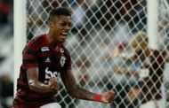 Bruno Henrique faz dois e Flamengo abre boa vantagem sobre o Vasco