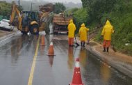 Prefeitura trabalha na liberação da rodovia após deslizamento de terra em São Cristóvão