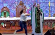 Mulher empurra Padre Marcelo Rossi de altar durante missa