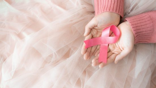 Outubro Rosa: reconstrução mamária devolve autoestima a mulheres que sofrem com o câncer de mama