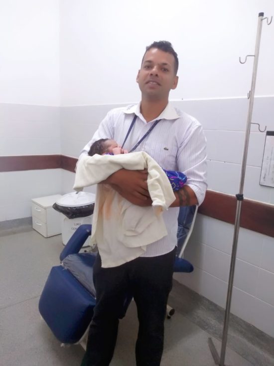 Bebê recém-nascido é encontrado abandonado dentro de caixa de sapato em São Cristóvão