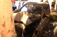 Mulher morre após colidir carro contra poste na Rodovia dos Náufragos