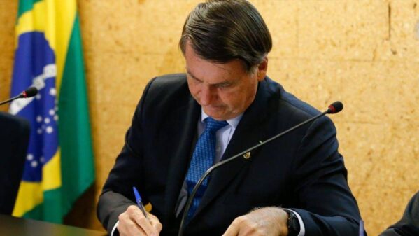 Bolsonaro sanciona, com vetos, lei que muda Código de Trânsito e aumenta validade da CNH